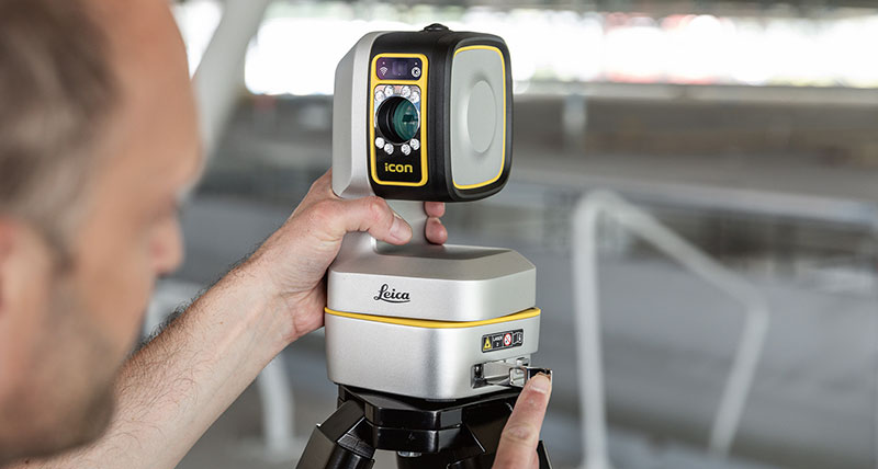 Leica iCON iCS20 motorised construction tool with ‘snap-on’ tripod for easy and fast set up.